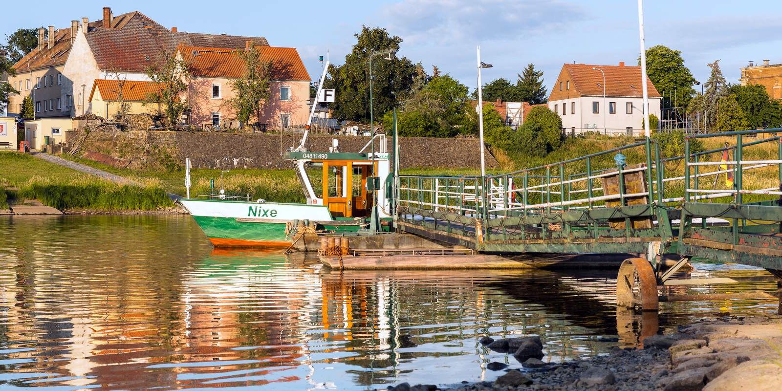 Fährschiff „Nixe“ am Anleger in Lorenzkirch, im Hintergrund das Elbufer Strehla, Landkreis Meißen, Sachsen, Deutschland © Gabriele Hanke