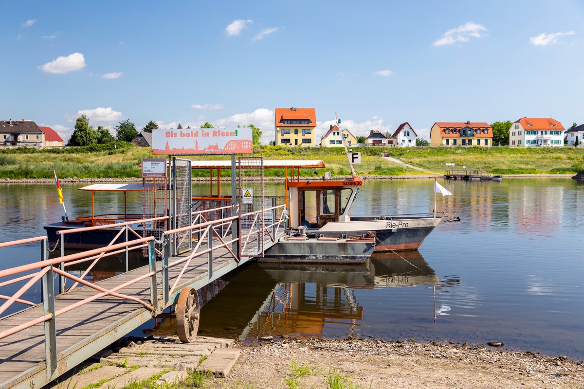 Elbfähre am Anleger in Riesa, im Hintergrund Promnitz, Sachsen, Deutschland © Gabriele Hanke